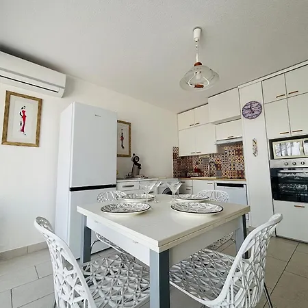 Apartamento T2 En Rez-de-jardin Face à La Avec Parking - Fr-1-309-493 *