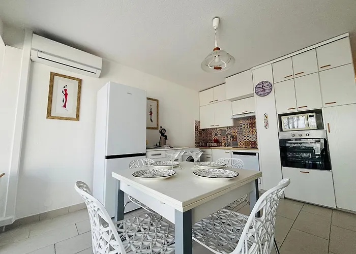 Апартаменты T2 En Rez-de-jardin Face A La Avec Parking - Fr-1-309-493 *