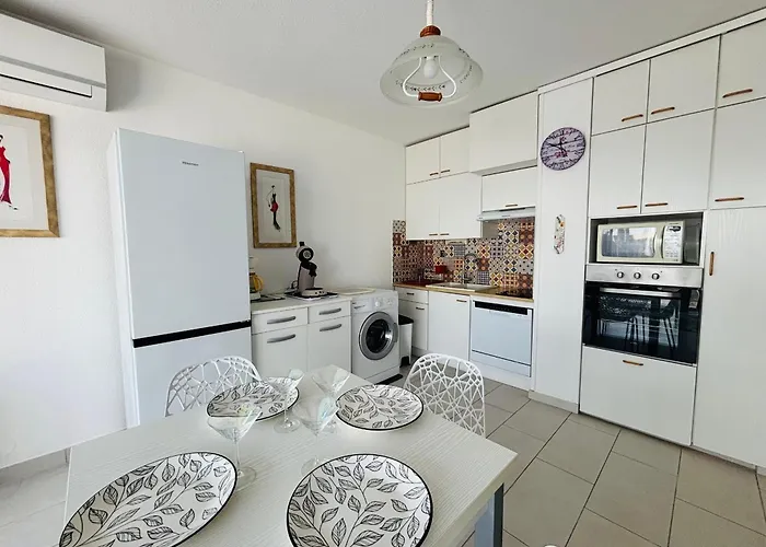 T2 En Rez-de-jardin Face A La Avec Parking - Fr-1-309-493 *